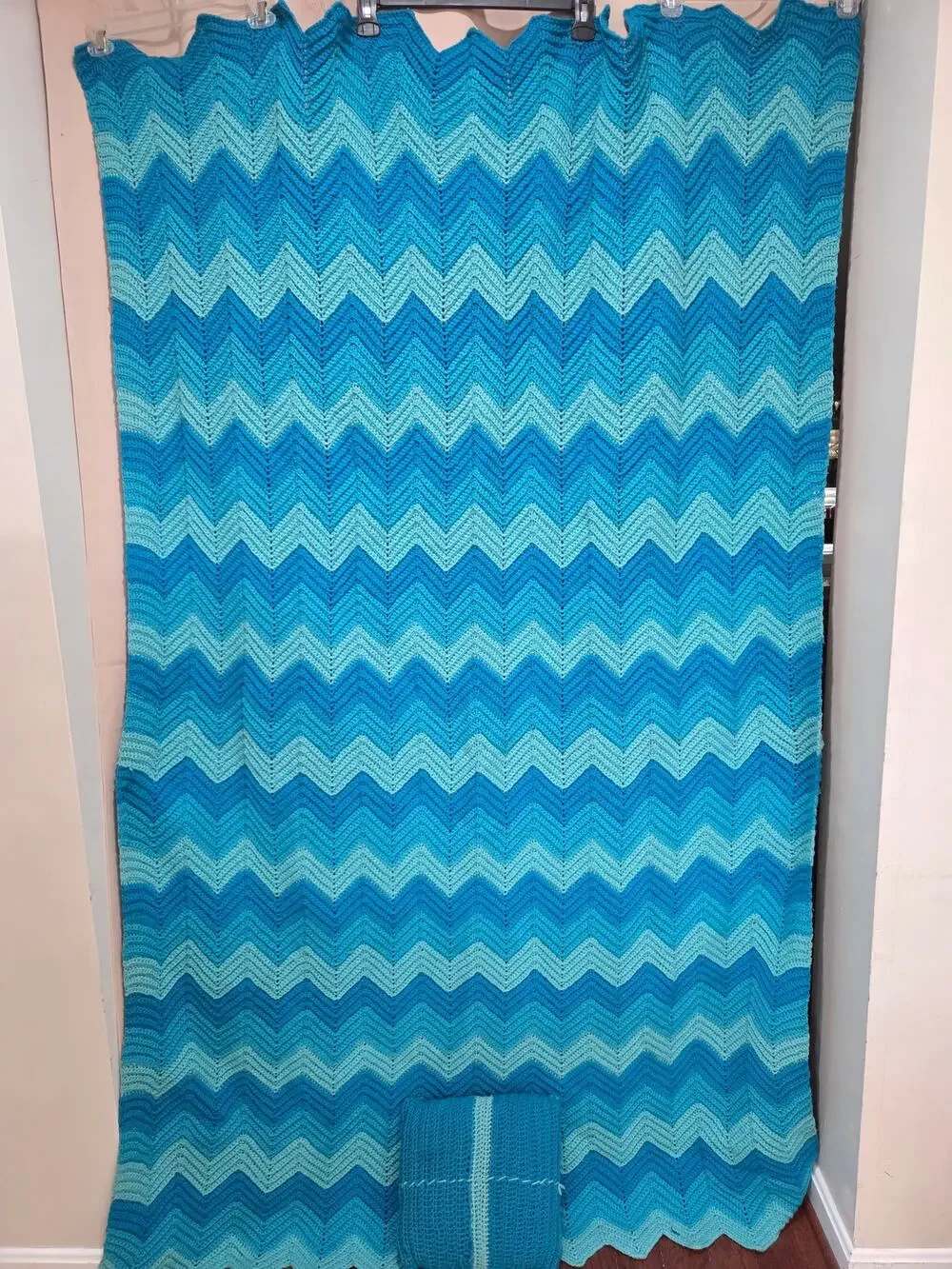 Vintage Hand Made Blue/Teal Chevron Crochet Blanket Zig Zag Ripple 76